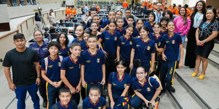 Projeto da Escola do Legislativo leva alunos do CMPM IV à Câmara Municipal de Manaus
