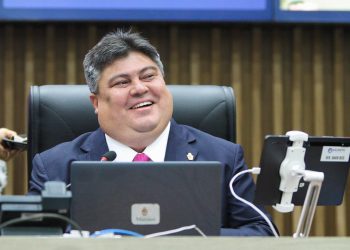 Presidente David Reis anuncia antecipação da primeira parcela do 13º salário dos servidores da CMM