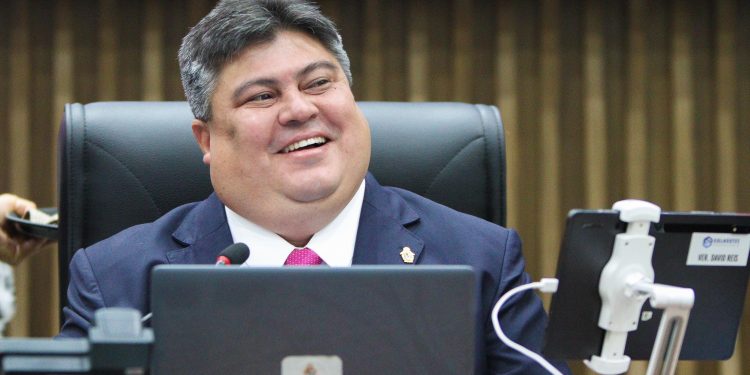 Presidente David Reis anuncia antecipação da primeira parcela do 13º salário dos servidores da CMM