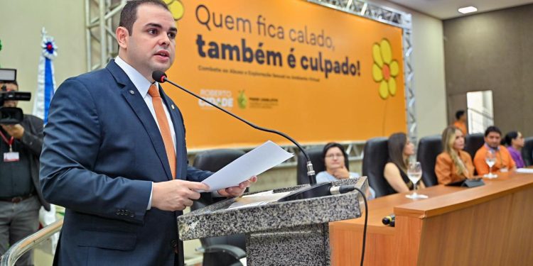 Presidente Roberto Cidade alerta estudantes sobre crimes sexuais e virtuais, durante ação do Maio Laranja, na Aleam