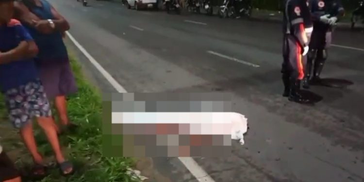 Vídeo: homem conhecido como usuário de dr0gas entra na frente de carro e m0rre em Manaus
