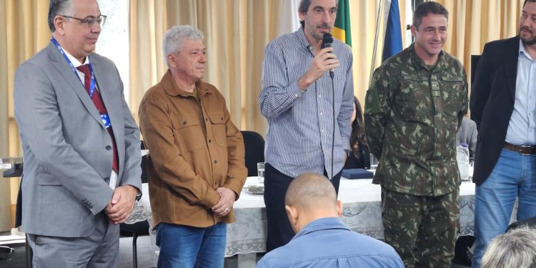 Projetos da UEA são homenageados pela Delegacia da Receita Federal em Varginha durante cerimônia