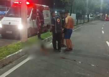 C3na f0rt3: Morador do Alvorada c0lide moto com poste e m0rr3 na hora em Manaus