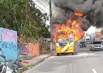 Vídeo: Ônibus ‘Amarelinho’ é tomado totalmente pelo fogo em Manaus