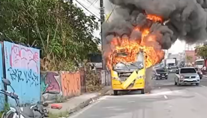 Vídeo: Ônibus ‘Amarelinho’ é tomado totalmente pelo fogo em Manaus