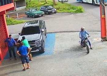 Vídeo: Ass@ltantes não respeitam nem homem com bengala e d1sparam t1r0s em assalt0 em Manaus