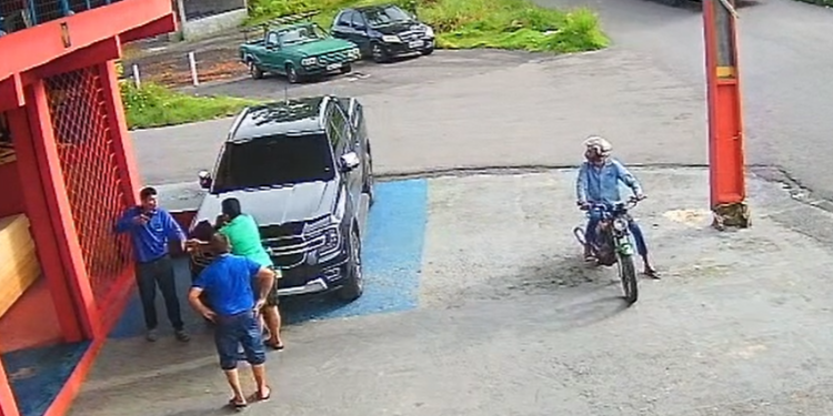 Vídeo: Ass@ltantes não respeitam nem homem com bengala e d1sparam t1r0s em assalt0 em Manaus
