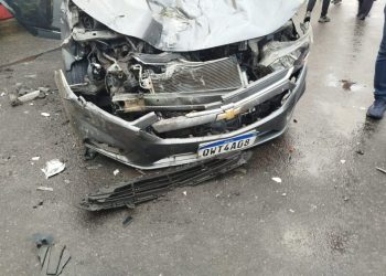 Vídeo: Avenida André Araújo fica bloqueada após ac1dente com fer1dos entre carro e micro-ônibus