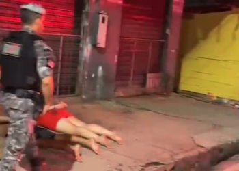 Casal tenta ‘tirar onda’ empinando moto na Zona Leste e vai pr3s0 pela Rocam