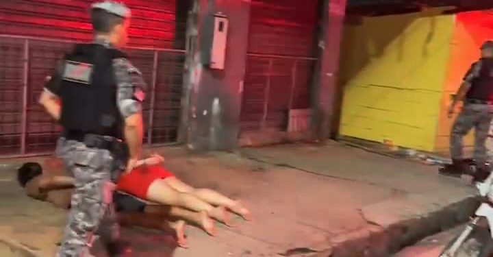 Casal tenta ‘tirar onda’ empinando moto na Zona Leste e vai pr3s0 pela Rocam