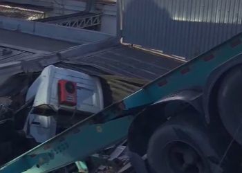 Vídeo: carreta que mat0u pedestre tentou desviar de buraco da Águas de Manaus