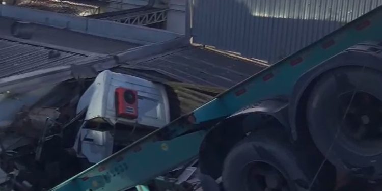 Vídeo: carreta que mat0u pedestre tentou desviar de buraco da Águas de Manaus