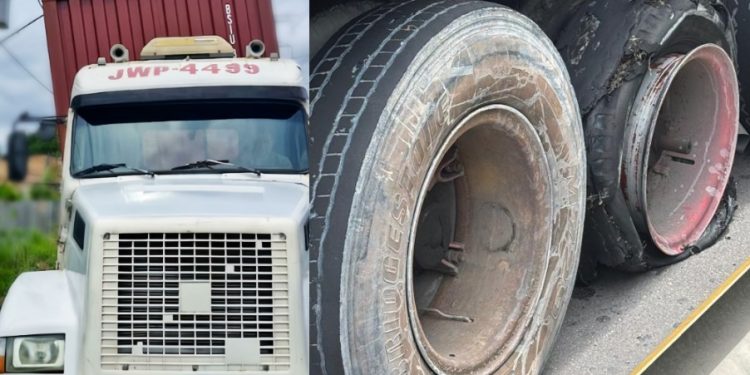 Motorista sem CNH dirige carreta com pneus furados e contêiner tombando em Manaus
