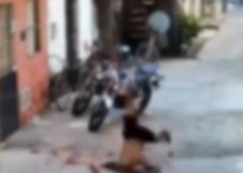 Vídeo: suspeit0 cai do telhado de cabeça no chão fugindo da PM e não m0rre 