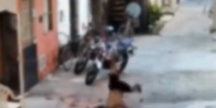 Vídeo: suspeit0 cai do telhado de cabeça no chão fugindo da PM e não m0rre 