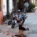 Vídeo: suspeit0 cai do telhado de cabeça no chão fugindo da PM e não m0rre