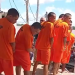 Vídeo: Detent0 apaixonado consola a amada durante transferência no AM: ‘Não chora, amor’