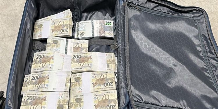 PF prende três empresários de Manaus com R$ 1,2 milhão em malas no aeroporto de Brasília