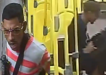 Vídeo: Dupla r0uba passageiros no 008, na Zona Leste de Manaus, e está sendo procurada