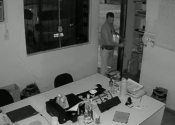 Câmera mostra venezuelano colocando celular no banheiro para gravar as colegas em Manaus