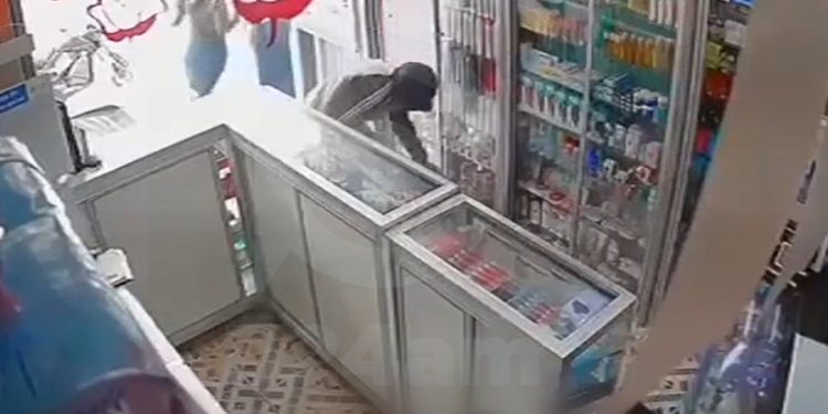 Vídeo grava mulher sendo m0rta a tir0s dentro da farmácia por encapuzad0
