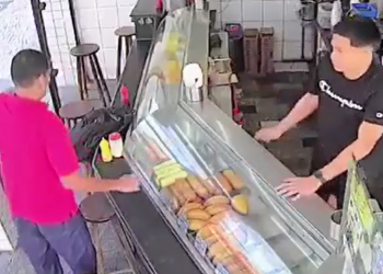 Vídeo: Homem passa mal em lanchonete, m0rr3 e atendente fica só olhando