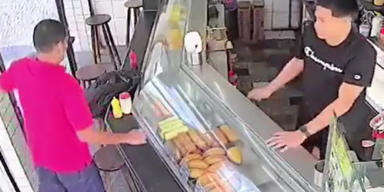 Vídeo: Homem passa mal em lanchonete, m0rr3 e atendente fica só olhando
