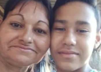 Mãe mat@ o filho a machadadas enquanto ele dormia e fica em casa esperando a PM chegar