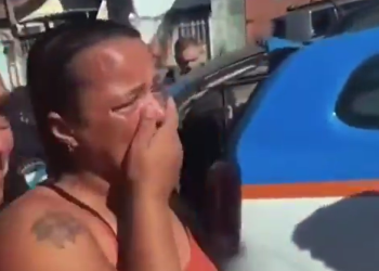 Aos prantos, mulher assiste o filho sendo pr3s0 por r0ub0: ‘É esse o presente de Dia das Mães?’; vídeo