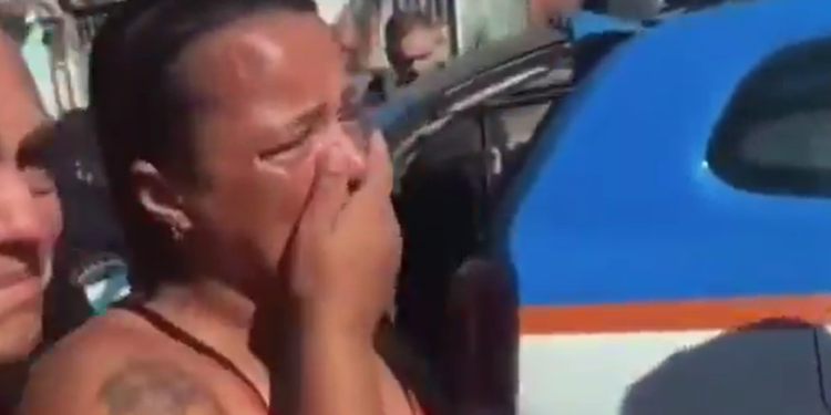 Aos prantos, mulher assiste o filho sendo pr3s0 por r0ub0: ‘É esse o presente de Dia das Mães?’; vídeo