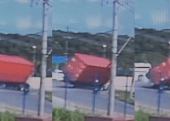 Câmera grava carreta tombando e motoqueiro escapando da m0rte em Manaus