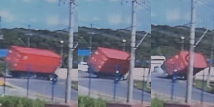 Câmera grava carreta tombando e motoqueiro escapando da m0rte em Manaus
