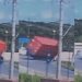 Câmera grava carreta tombando e motoqueiro escapando da m0rte em Manaus
