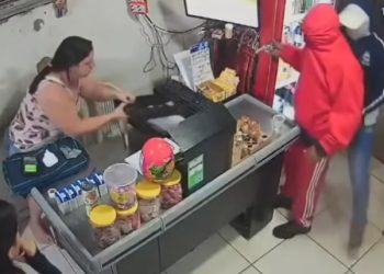 Vídeo: comerciante que mat0u assaltante dentro do mercadinho dele tem a loja apedrejada  