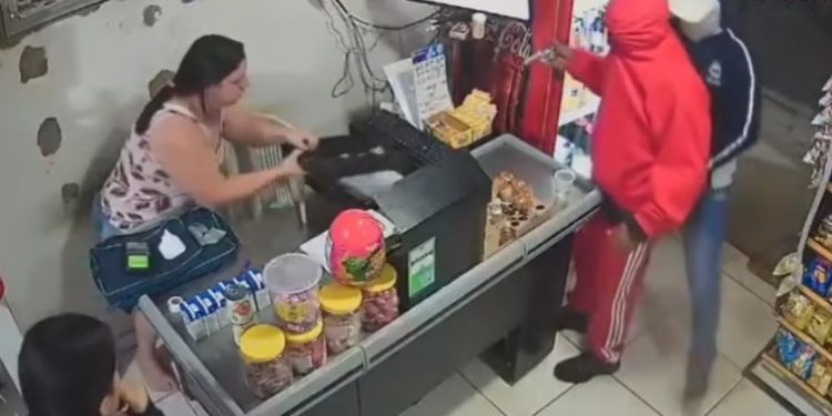 Vídeo: comerciante que mat0u assaltante dentro do mercadinho dele tem a loja apedrejada
