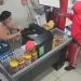 Vídeo: comerciante que mat0u assaltante dentro do mercadinho dele tem a loja apedrejada  