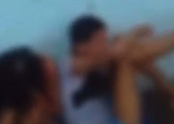 Câmera grava casal talarico sendo “escovado” com pedaço de madeira pelo tráfic0: ‘calma, Gaspar’