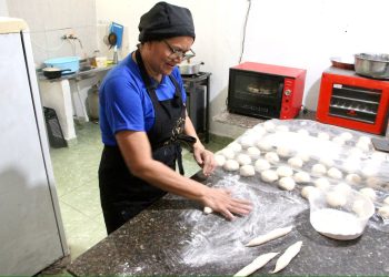 Empreendedorismo que alimenta: projeto ensina panificação artesanal a famílias em Manaus