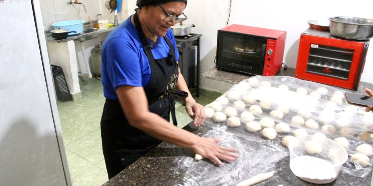 Empreendedorismo que alimenta: projeto ensina panificação artesanal a famílias em Manaus