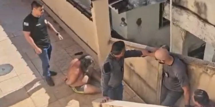 Vídeo forte: veja c@dáver do pai deixado m0rto pelos filhos por seis meses sobre a cama