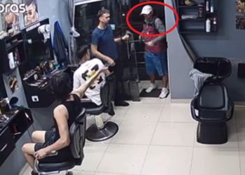 Vídeo: Ladrã0 abre a porta de barbearia, aponta @rma e r0uba todos os clientes em Manaus