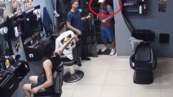 Vídeo: Ladrã0 abre a porta de barbearia, aponta @rma e r0uba todos os clientes em Manaus
