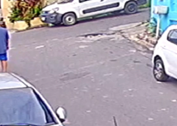 Câmeras flagram dupla armad@ r0uband0 carro de trabalhador no Coroado, em Manaus; veja