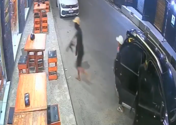 Vídeo: Fortemente armad0s, bandidos tentam invad1r lanchonete em Manaus e desistem