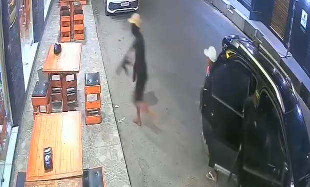 Vídeo: Fortemente armad0s, bandidos tentam invad1r lanchonete em Manaus e desistem