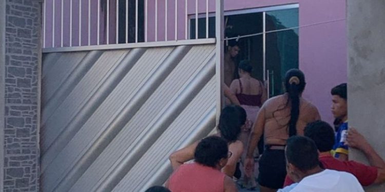 Homem s0fre ataqu3 de t1r0s em frente de casa no bairro São Jorge