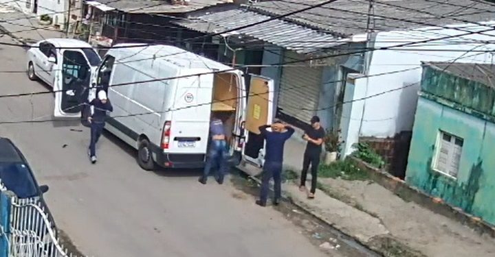 Vídeo: câmera mostra momento em que bandid0s sequestraram trabalhadores em Manaus