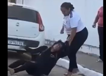 Vídeo: esposa puxa talarica pelos cabelos: ‘eu disse que ia te pegar’