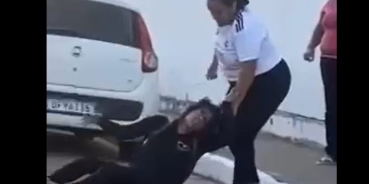 Vídeo: esposa puxa talarica pelos cabelos: ‘eu disse que ia te pegar’