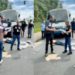 Carro acerta motoqueiro de 19 anos que cai e m0rre prensad0 por ônibus em Manaus